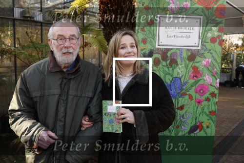 Amsterdam 1 maart 2026
Presentatie boek Lies Visschedijk bij de botanische tuin . Hans Dorrestijn reikte het eerste exemplaar uit .
