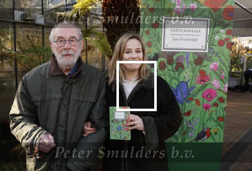Amsterdam 1 maart 2026
Presentatie boek Lies Visschedijk bij de botanische tuin . Hans Dorrestijn reikte het eerste exemplaar uit .