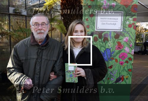 Amsterdam 1 maart 2026
Presentatie boek Lies Visschedijk bij de botanische tuin . Hans Dorrestijn reikte het eerste exemplaar uit .