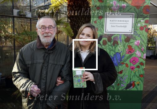 Amsterdam 1 maart 2026
Presentatie boek Lies Visschedijk bij de botanische tuin . Hans Dorrestijn reikte het eerste exemplaar uit .