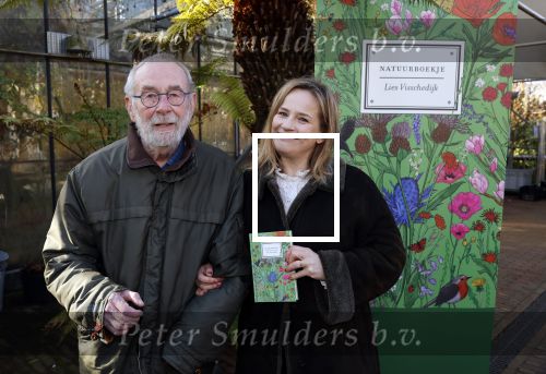 Amsterdam 1 maart 2026
Presentatie boek Lies Visschedijk bij de botanische tuin . Hans Dorrestijn reikte het eerste exemplaar uit .