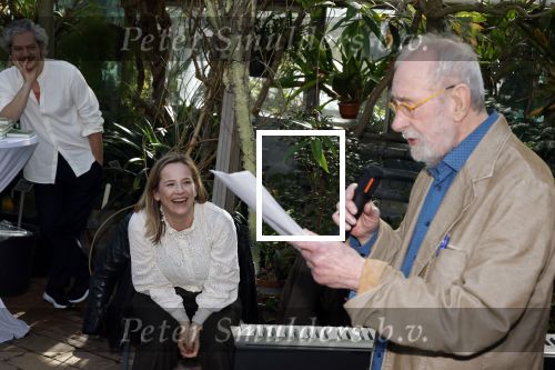 Amsterdam 1 maart 2026
Presentatie boek Lies Visschedijk bij de botanische tuin . Hans Dorrestijn reikte het eerste exemplaar uit .
