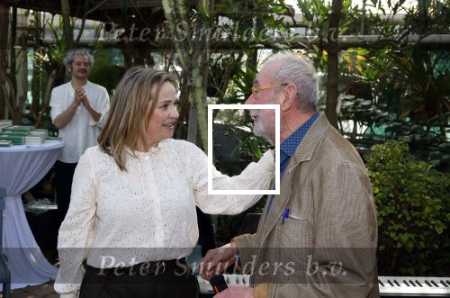 Amsterdam 1 maart 2026
Presentatie boek Lies Visschedijk bij de botanische tuin . Hans Dorrestijn reikte het eerste exemplaar uit .