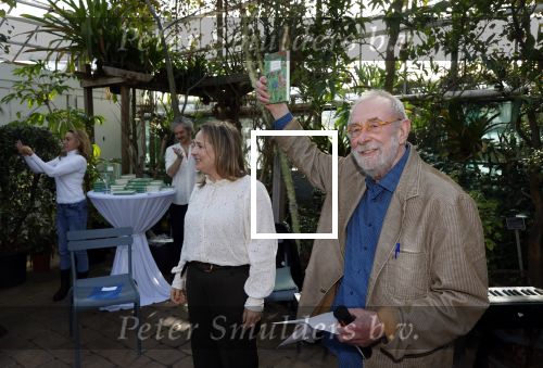 Amsterdam 1 maart 2026
Presentatie boek Lies Visschedijk bij de botanische tuin . Hans Dorrestijn reikte het eerste exemplaar uit .