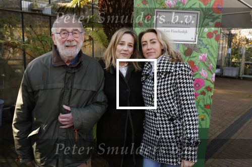 Amsterdam 1 maart 2026
Presentatie boek Lies Visschedijk bij de botanische tuin . Hans Dorrestijn reikte het eerste exemplaar uit . Hans Dorrestijn met zijn PA Daniela Titocci