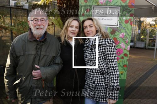 Amsterdam 1 maart 2026
Presentatie boek Lies Visschedijk bij de botanische tuin . Hans Dorrestijn reikte het eerste exemplaar uit . Hans Dorrestijn met zijn PA Daniela Titocci