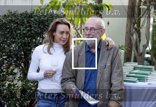 Amsterdam 1 maart 2026
Presentatie boek Lies Visschedijk bij de botanische tuin . Hans Dorrestijn reikte het eerste exemplaar uit . Hans Dorrestijn met zijn PA Daniela Titocci