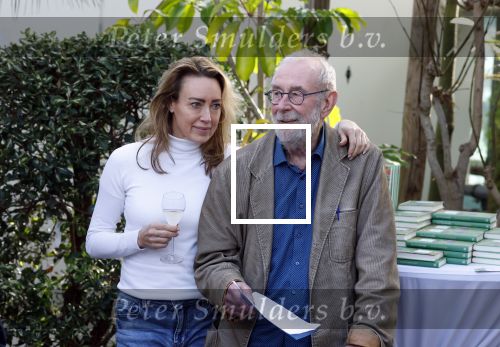 Amsterdam 1 maart 2026
Presentatie boek Lies Visschedijk bij de botanische tuin . Hans Dorrestijn reikte het eerste exemplaar uit . Hans Dorrestijn met zijn PA Daniela Titocci