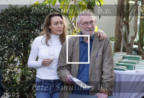 Amsterdam 1 maart 2026
Presentatie boek Lies Visschedijk bij de botanische tuin . Hans Dorrestijn reikte het eerste exemplaar uit . Hans Dorrestijn met zijn PA Daniela Titocci