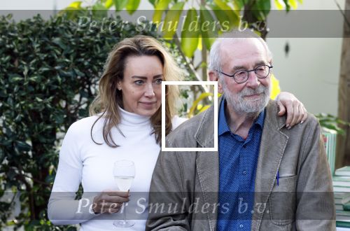 Amsterdam 1 maart 2026
Presentatie boek Lies Visschedijk bij de botanische tuin . Hans Dorrestijn reikte het eerste exemplaar uit . Hans Dorrestijn met zijn PA Daniela Titocci