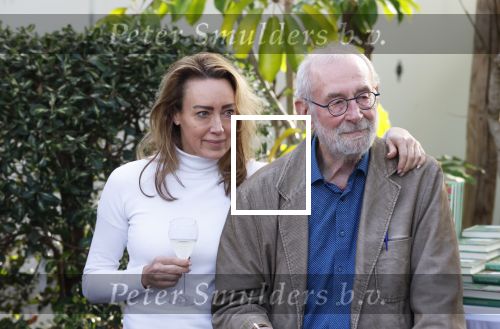 Amsterdam 1 maart 2026
Presentatie boek Lies Visschedijk bij de botanische tuin . Hans Dorrestijn reikte het eerste exemplaar uit . Hans Dorrestijn met zijn PA Daniela Titocci