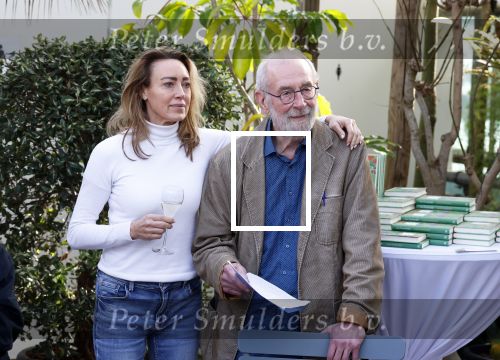 Amsterdam 1 maart 2026
Presentatie boek Lies Visschedijk bij de botanische tuin . Hans Dorrestijn reikte het eerste exemplaar uit . Hans Dorrestijn met zijn PA Daniela Titocci