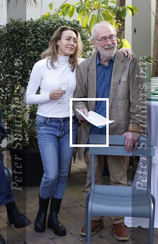 Amsterdam 1 maart 2026
Presentatie boek Lies Visschedijk bij de botanische tuin . Hans Dorrestijn reikte het eerste exemplaar uit . Hans Dorrestijn met zijn PA Daniela Titocci