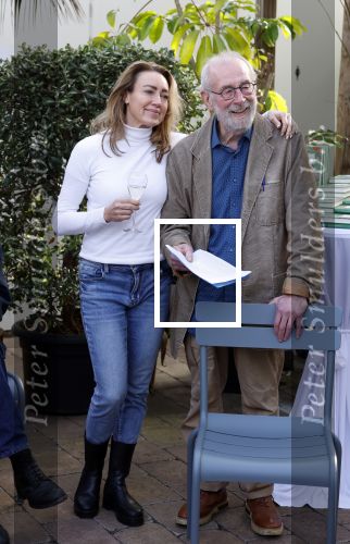Amsterdam 1 maart 2026
Presentatie boek Lies Visschedijk bij de botanische tuin . Hans Dorrestijn reikte het eerste exemplaar uit . Hans Dorrestijn met zijn PA Daniela Titocci