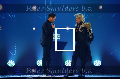 Amsterdam 27 maart 2026
Het laaste optreden van Hans Klok bij the Harbour Club . Joost Verhoeven ( directeur The Harbour Club ) geeft Hans nog een mooi Cadeau