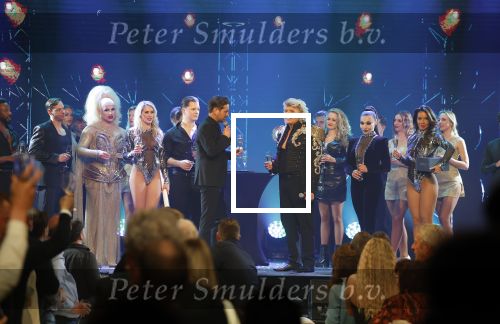 Amsterdam 27 maart 2026
Het laaste optreden van Hans Klok bij the Harbour Club . Joost Verhoeven ( directeur The Harbour Club ) geeft Hans nog een mooi Cadeau