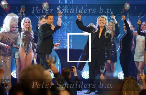 Amsterdam 27 maart 2026
Het laaste optreden van Hans Klok bij the Harbour Club . Joost Verhoeven ( directeur The Harbour Club ) geeft Hans nog een mooi Cadeau