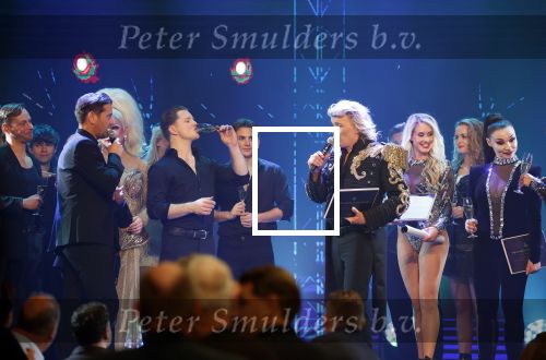 Amsterdam 27 maart 2026
Het laaste optreden van Hans Klok bij the Harbour Club . Joost Verhoeven ( directeur The Harbour Club ) geeft Hans nog een mooi Cadeau