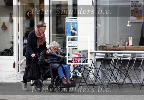 Amsterdam 17 maart2026
Hansje Boonstra de weduwe van Cor Boonstra met een begeleider op straat in Amsterdam zuid . Mevr Boonstra zit in een rolstoel.