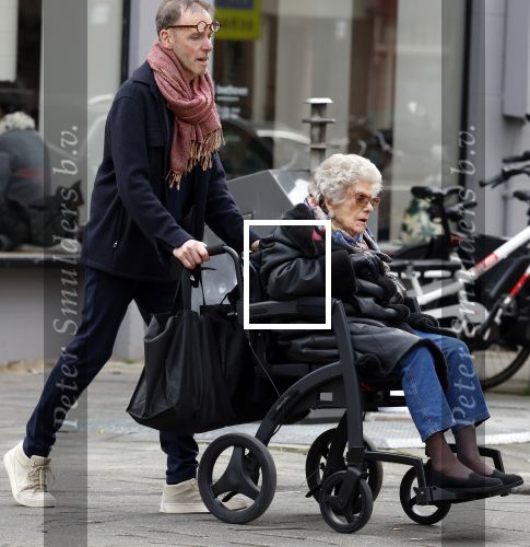 Amsterdam 17 maart2026
Hansje Boonstra de weduwe van Cor Boonstra met een begeleider op straat in Amsterdam zuid . Mevr Boonstra zit in een rolstoel.
