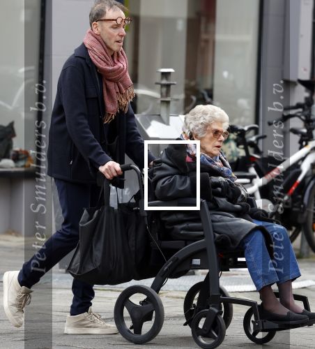 Amsterdam 17 maart2026
Hansje Boonstra de weduwe van Cor Boonstra met een begeleider op straat in Amsterdam zuid . Mevr Boonstra zit in een rolstoel.