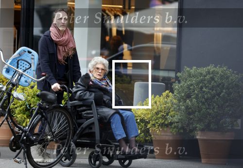 Amsterdam 17 maart2026
Hansje Boonstra de weduwe van Cor Boonstra met een begeleider op straat in Amsterdam zuid . Mevr Boonstra zit in een rolstoel.