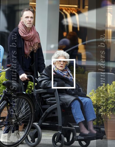 Amsterdam 17 maart2026
Hansje Boonstra de weduwe van Cor Boonstra met een begeleider op straat in Amsterdam zuid . Mevr Boonstra zit in een rolstoel.