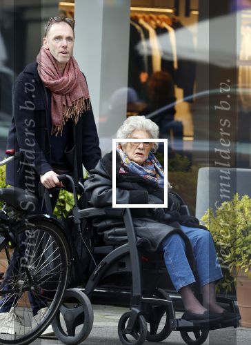 Amsterdam 17 maart2026
Hansje Boonstra de weduwe van Cor Boonstra met een begeleider op straat in Amsterdam zuid . Mevr Boonstra zit in een rolstoel.