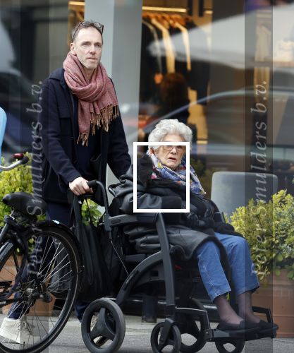 Amsterdam 17 maart2026
Hansje Boonstra de weduwe van Cor Boonstra met een begeleider op straat in Amsterdam zuid . Mevr Boonstra zit in een rolstoel.