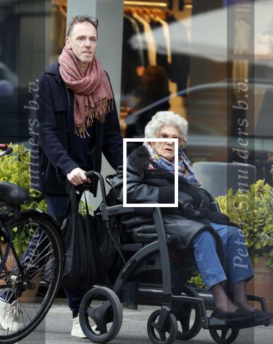 Amsterdam 17 maart2026
Hansje Boonstra de weduwe van Cor Boonstra met een begeleider op straat in Amsterdam zuid . Mevr Boonstra zit in een rolstoel.