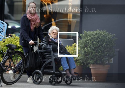 Amsterdam 17 maart2026
Hansje Boonstra de weduwe van Cor Boonstra met een begeleider op straat in Amsterdam zuid . Mevr Boonstra zit in een rolstoel.