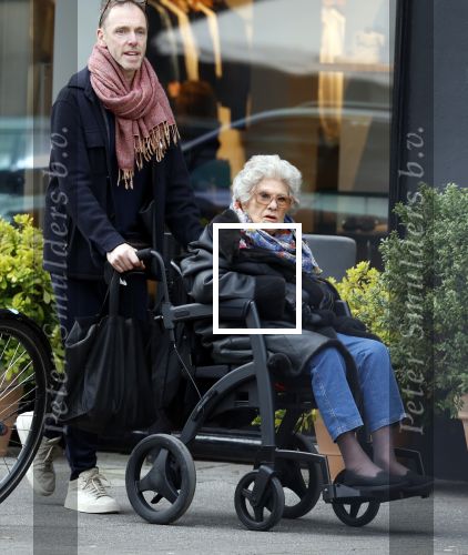 Amsterdam 17 maart2026
Hansje Boonstra de weduwe van Cor Boonstra met een begeleider op straat in Amsterdam zuid . Mevr Boonstra zit in een rolstoel.
