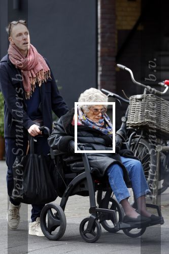Amsterdam 17 maart2026
Hansje Boonstra de weduwe van Cor Boonstra met een begeleider op straat in Amsterdam zuid . Mevr Boonstra zit in een rolstoel.