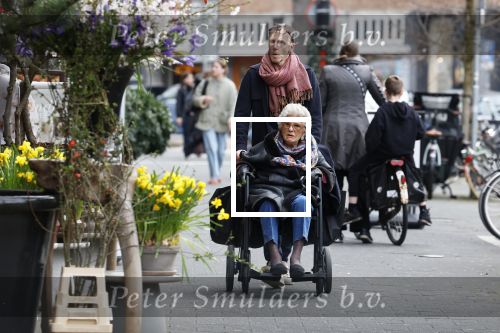 Amsterdam 17 maart2026
Hansje Boonstra de weduwe van Cor Boonstra met een begeleider op straat in Amsterdam zuid . Mevr Boonstra zit in een rolstoel.