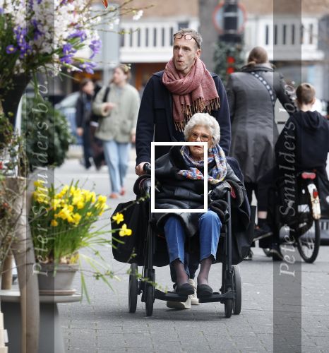 Amsterdam 17 maart2026
Hansje Boonstra de weduwe van Cor Boonstra met een begeleider op straat in Amsterdam zuid . Mevr Boonstra zit in een rolstoel.