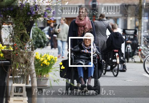 Amsterdam 17 maart2026
Hansje Boonstra de weduwe van Cor Boonstra met een begeleider op straat in Amsterdam zuid . Mevr Boonstra zit in een rolstoel.
