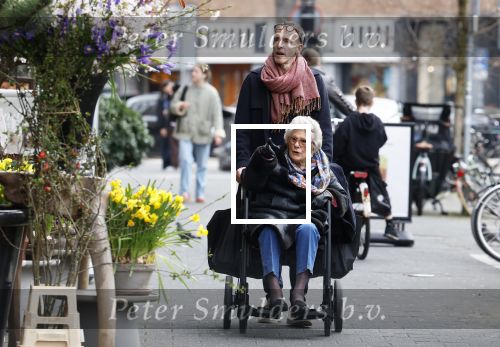 Amsterdam 17 maart2026
Hansje Boonstra de weduwe van Cor Boonstra met een begeleider op straat in Amsterdam zuid . Mevr Boonstra zit in een rolstoel.