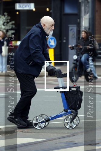 Amsterdam 28 maart 2026
Hugo Metsers met rollator op straat in Amsterdam zuid.