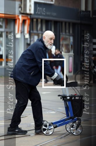 Amsterdam 28 maart 2026
Hugo Metsers met rollator op straat in Amsterdam zuid.
