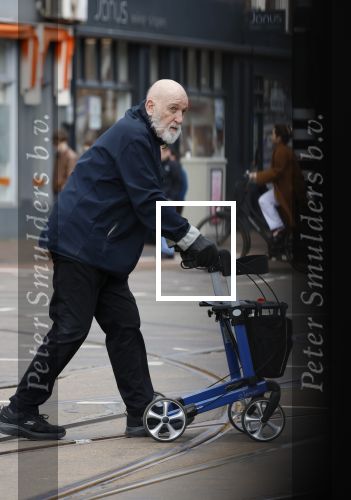Amsterdam 28 maart 2026
Hugo Metsers met rollator op straat in Amsterdam zuid.
