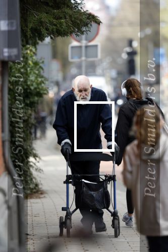Amsterdam 28 maart 2026
Hugo Metsers met rollator op straat in Amsterdam zuid.