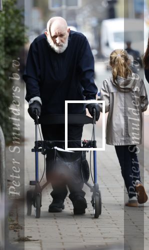 Amsterdam 28 maart 2026
Hugo Metsers met rollator op straat in Amsterdam zuid.