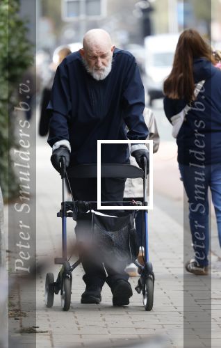 Amsterdam 28 maart 2026
Hugo Metsers met rollator op straat in Amsterdam zuid.