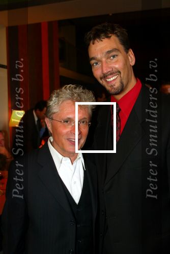 Den Haag 18 oktober 2003

Premiere alleen op de wereld in den haag.

Jacques d Ancona met vriend hans Langhout


Peter Smulders bv