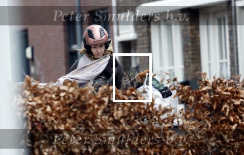Hilversum 28 februari 2026
Jamie Kazan komt met scooter aan bij huis van Steven kazan . Daarna gaat ze boodschappen ndoen en komt ze ook weer terug.