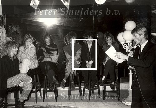 1984 Dolly Dots op bezoek bij RUR Jan Lenferink krijgen een Gouden LP