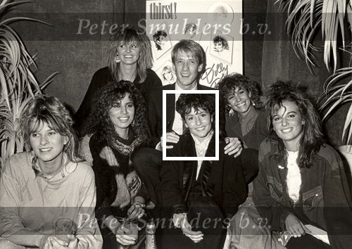 1984 Dolly Dots op bezoek bij RUR Jan Lenferink krijgen een Gouden LP