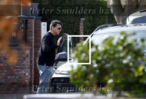 Volendam 20 maart 2026
Liza Smit helpt haar man Jan Smit met het inpakken van spullen in zijn auto . Na een huwelijk van 14 jaar hebben ze besloten te gaan scheiden . Liza blijft met de kinderen in hun huis wonen terwijl Jan in een huurhuis in Broek en Waterland gaat wonen.