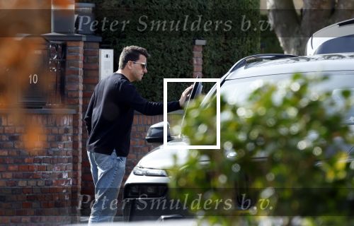 Volendam 20 maart 2026
Liza Smit helpt haar man Jan Smit met het inpakken van spullen in zijn auto . Na een huwelijk van 14 jaar hebben ze besloten te gaan scheiden . Liza blijft met de kinderen in hun huis wonen terwijl Jan in een huurhuis in Broek en Waterland gaat wonen.