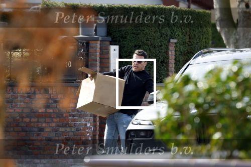 Volendam 20 maart 2026
Liza Smit helpt haar man Jan Smit met het inpakken van spullen in zijn auto . Na een huwelijk van 14 jaar hebben ze besloten te gaan scheiden . Liza blijft met de kinderen in hun huis wonen terwijl Jan in een huurhuis in Broek en Waterland gaat wonen.